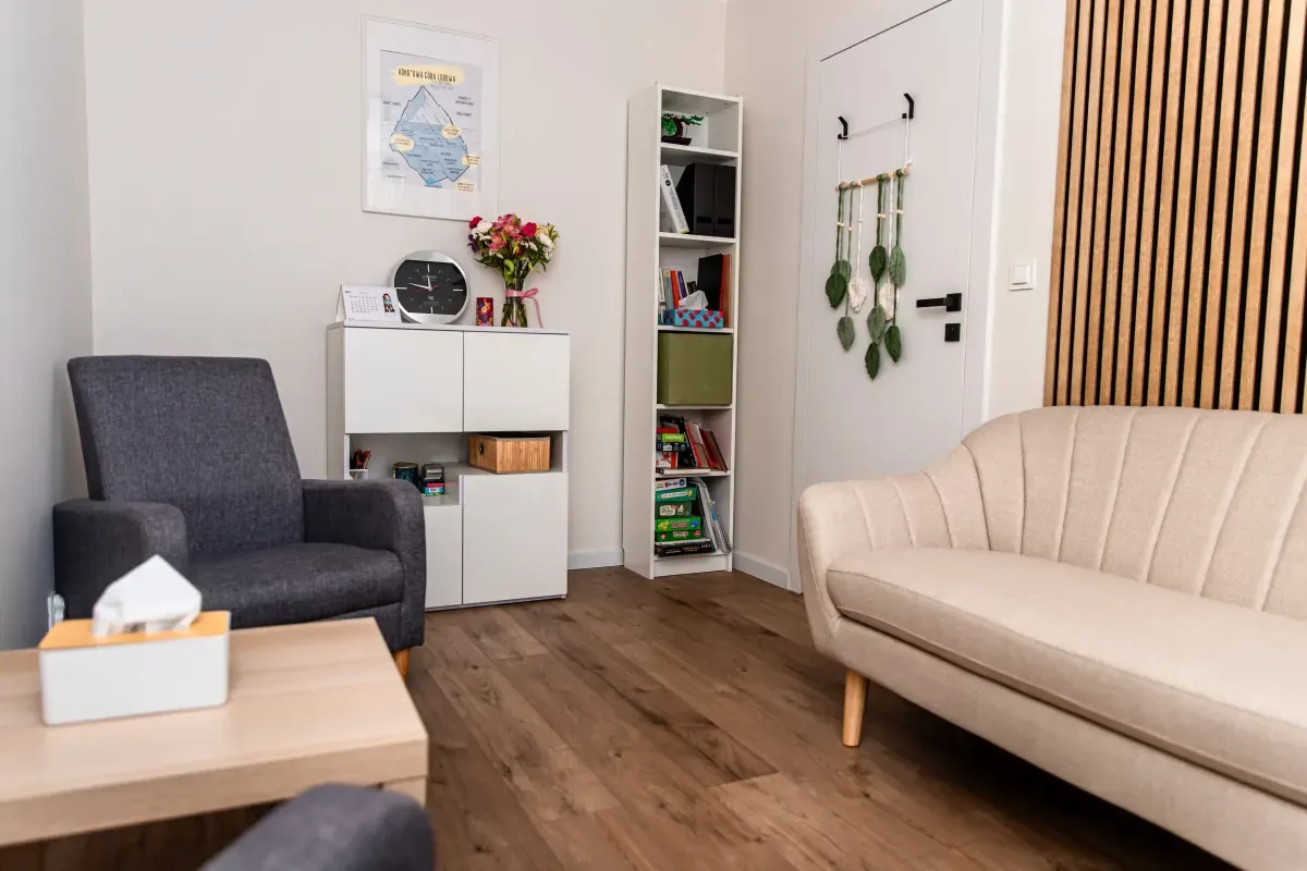Wnętrze gabinetu psychoterapeutycznego - spokojne i profesjonalne otoczenie